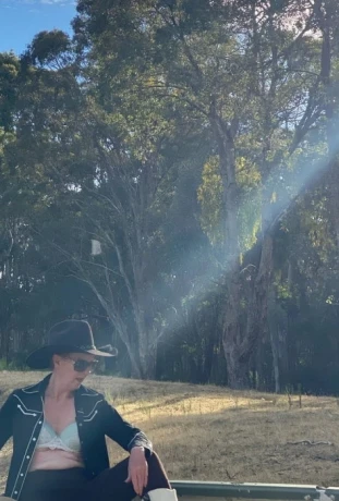 Linda Jones — 2 / 6