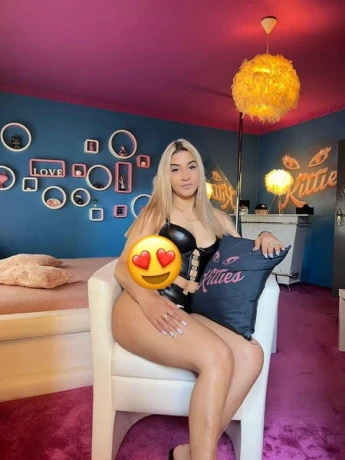 Marie geile Griechin besorgt es dir — 1 / 5