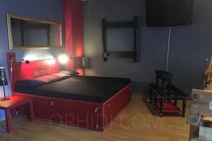 Bizarr Lady Evazwitscht im Casa Bella Bizarr Studio — 8 / 18