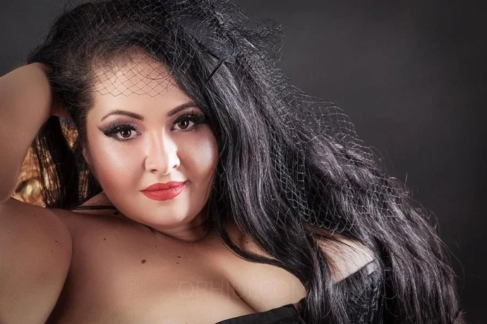 DOMINA CORA NEEDLE /FRAU DR. CORA NEEDLE — 2 / 3