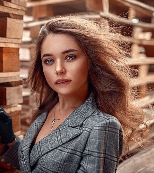 Yvonne — 2 / 5