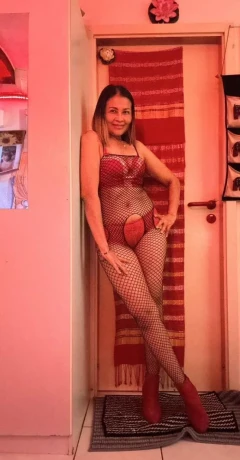 Wunderschoene Thai Frau Will Heisse Zeit Mit Dir Im Kuehlen Soutterain — 1 / 5