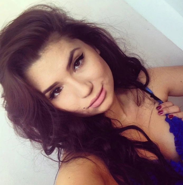 Lia — 2 / 5