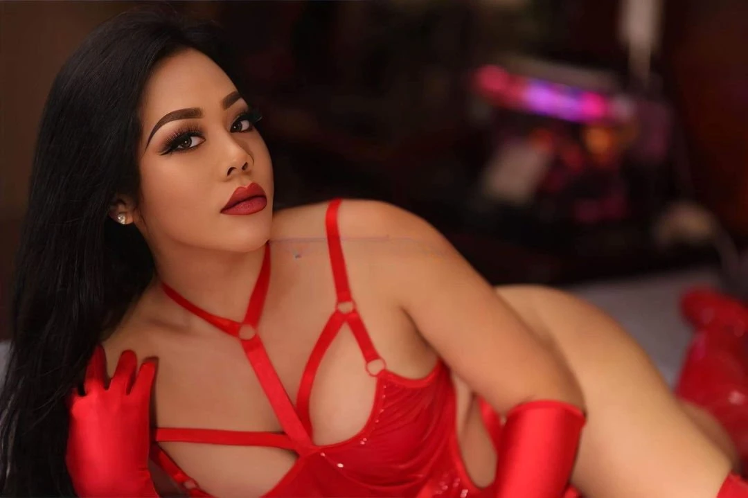 Hung Mistress Regina — 6 / 12