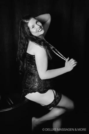 Amelie Bei Deluxe Massage More — 4 / 8