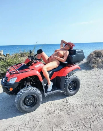 Vlaamse Bi Milf En Airco Staat Aan — 5 / 30