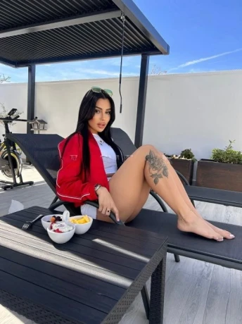 Zoe — 1 / 14