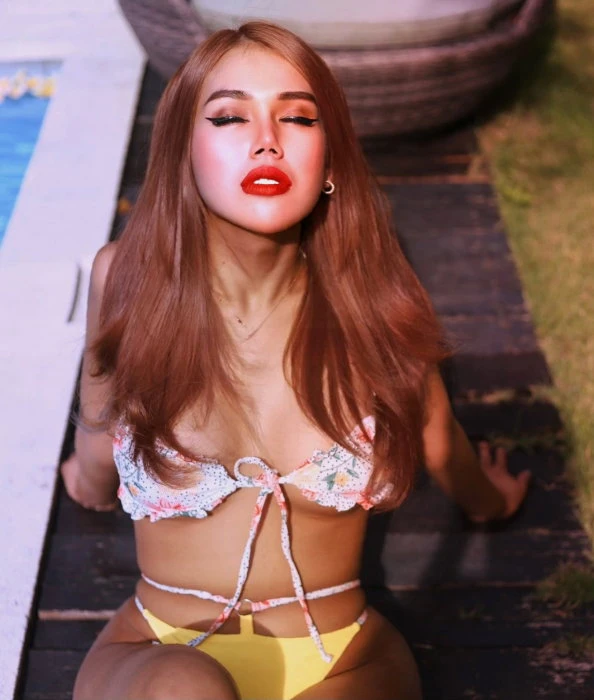 Carolline, Escort, Singapore