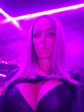 Lady Kay Deutsch Beruhrbar Studio Flair — 11 / 24