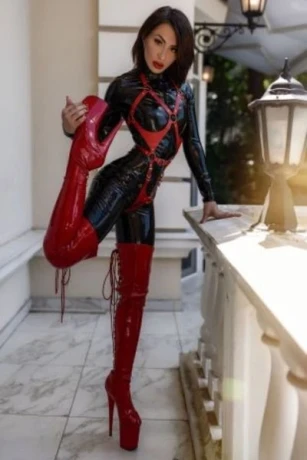 Lady Alira De Vil Im Studio Centric — 22 / 23