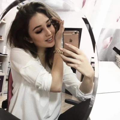 Uvita, Escort, Paris