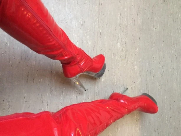 BIZZARLADY — 16 / 24