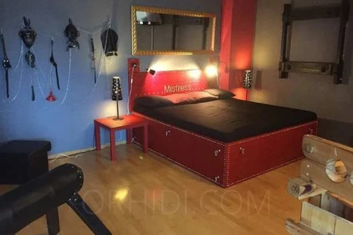 Bizarr Lady Evazwitscht im Casa Bella Bizarr Studio — 7 / 18