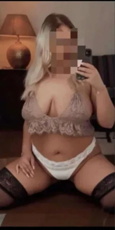 Natasha Mit Sexy Zungenpiercing — 2 / 3