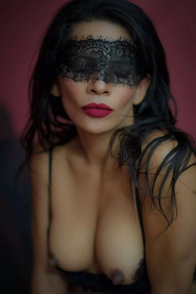 Lara — 2 / 4