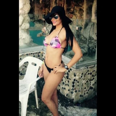 NICOLE AUS SPANIEN  IM HORNECKER WEG 18 — 1 / 3