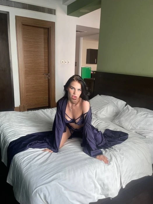 Clara — 3 / 4
