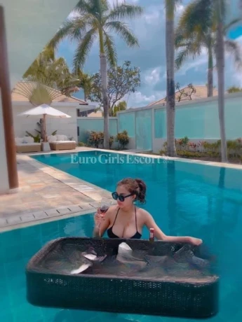 Casie Freya — 2 / 4