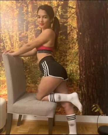 Larisa Aus Ungarn — 2 / 3