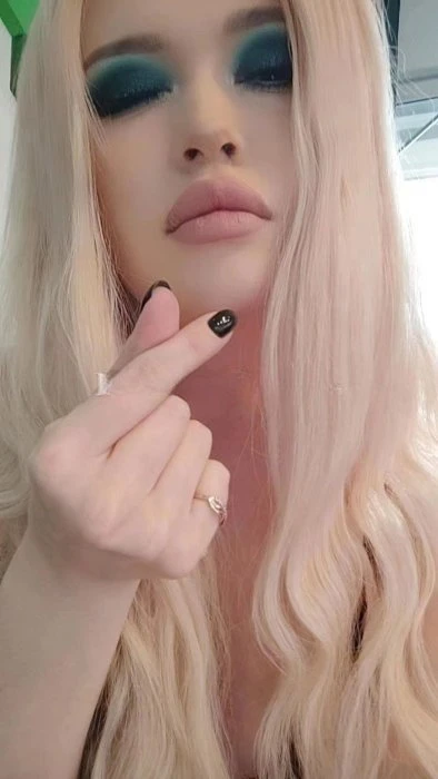 Alice, Escort, Al Munayzilah