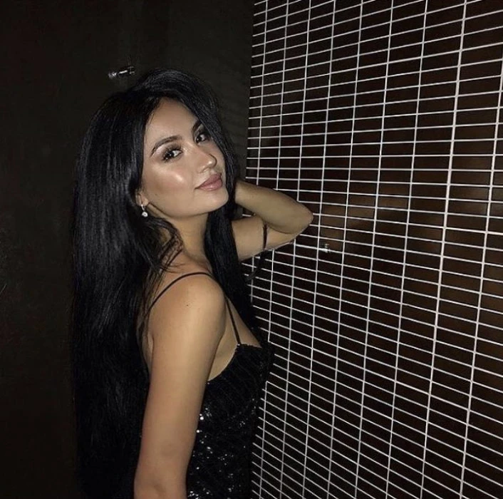 Zareen — 3 / 4