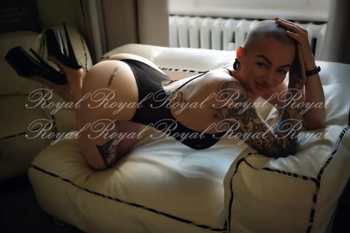 Penny Im Royal — 2 / 3