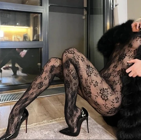Angela — 4 / 10
