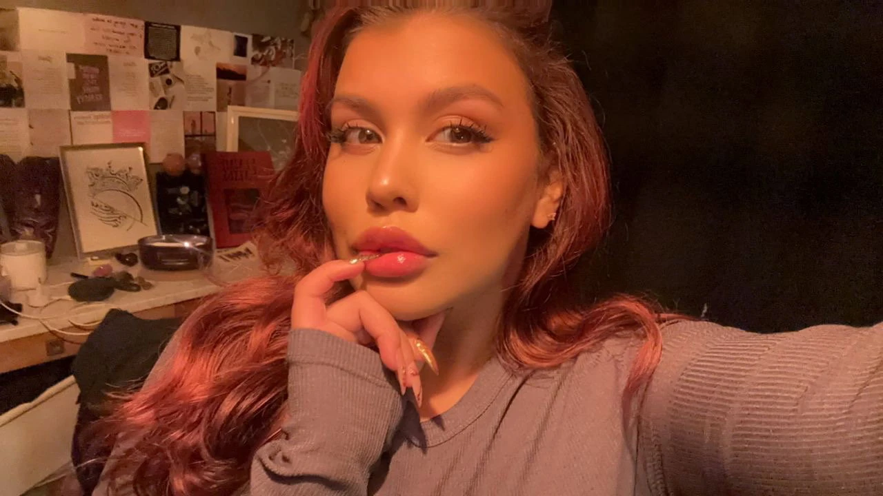 Angela — 3 / 4
