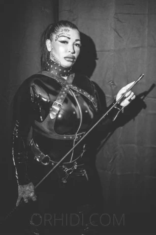 Domina Vicky — 4 / 24