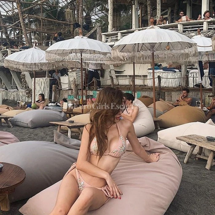 Mimi, Escort, Beijing