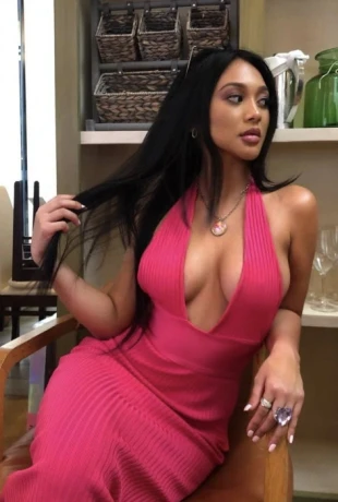 Hot babe in town — 1 / 3