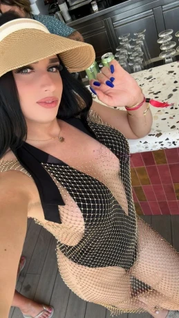 Vanessa Nakary — 4 / 8