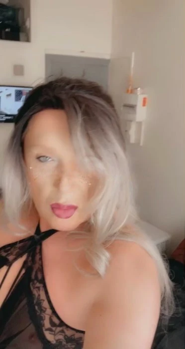 Katia Travestie — 8 / 9