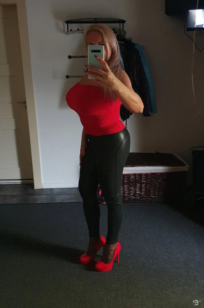 Jessica Xxl Boobs Milf Bis Diese Woche Sonntagmorgen In Luzern — 4 / 5