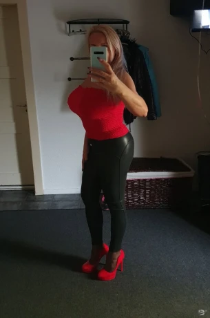 Jessica Xxl Boobs Milf Bis Diese Woche Sonntagmorgen In Luzern — 4 / 5