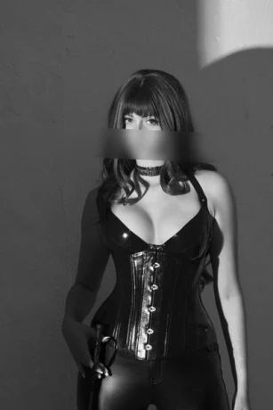 Herrin Adelle Leonella — 1 / 20