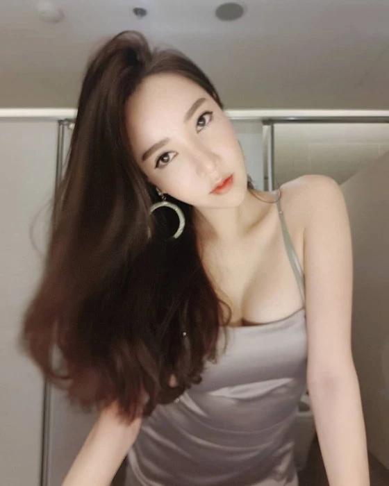 Angela — 2 / 4