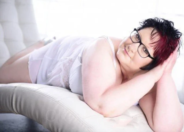 Lilly (35) - Plus Size Modell — 2 / 4