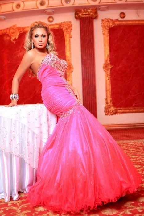 Nikol, Escort, Kiti