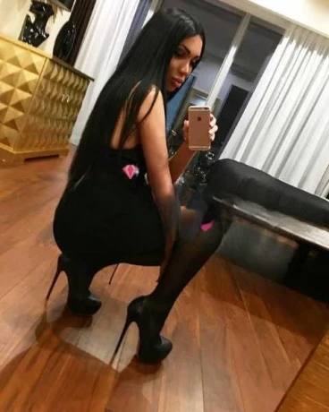 Angelina Jolie — 1 / 10