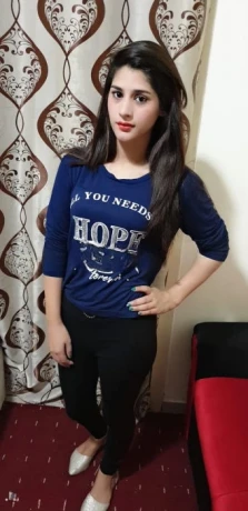 Mahira Model — 3 / 4