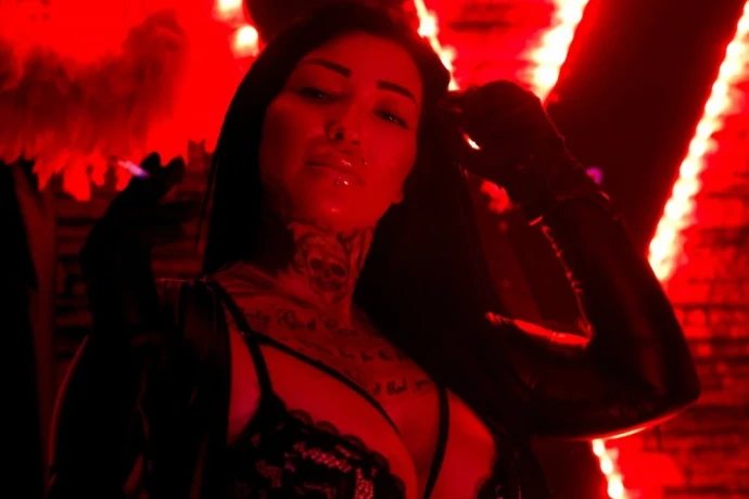 Domina Vicky — 7 / 13