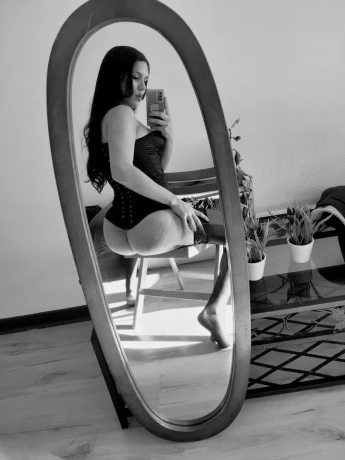 Julia Gomez — 8 / 12