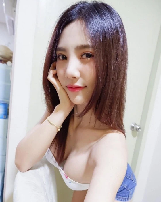 Julie — 2 / 6