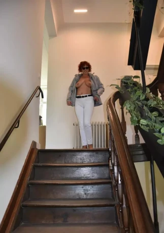 Vlaamse Bi Milf En Airco Staat Aan — 29 / 30