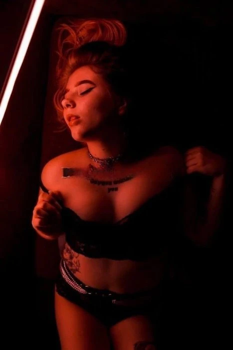 Amora — 2 / 4