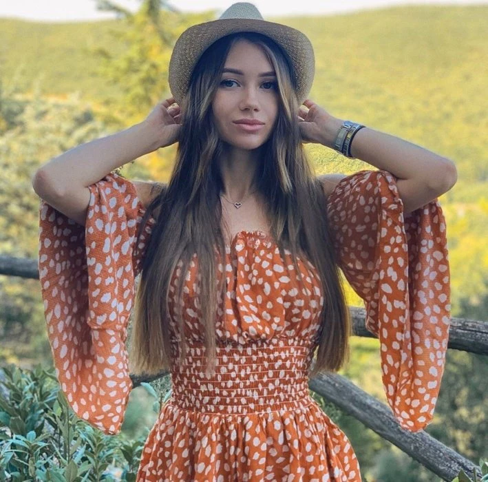 Alexis — 3 / 4