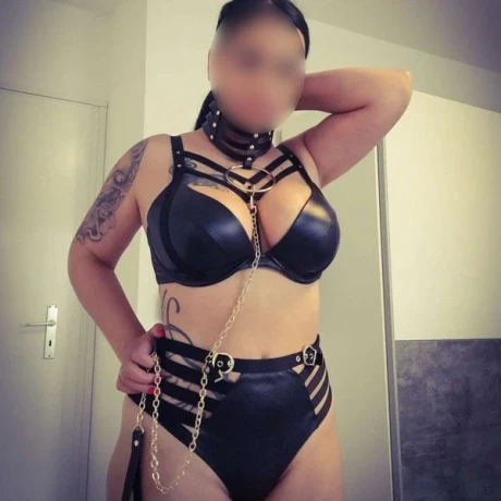 Sarah Party Lady — 2 / 5