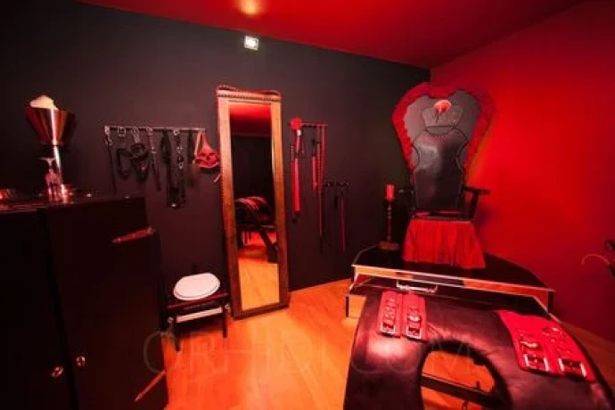 HERZLICH WILLKOMMEN IN DER VILLA TBZ! Bizarrstudio — 11 / 14