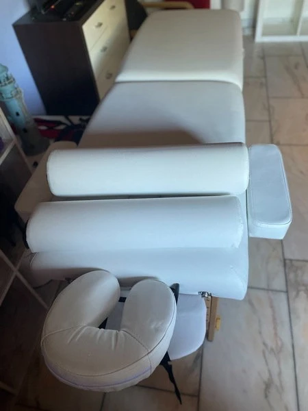 Anna Mit Massageliege1 — 3 / 8
